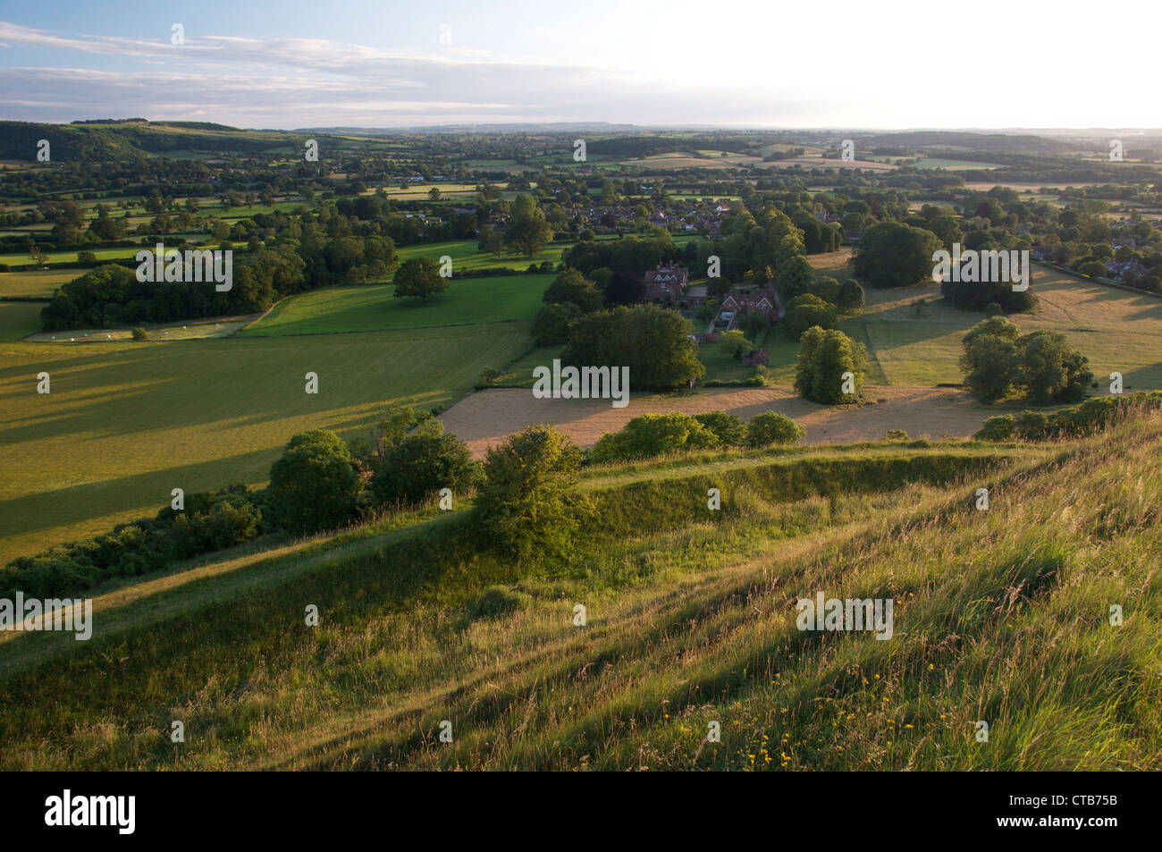 Ein Blick über das Dorf des Kindes Okeford und Blackmore Vale, vom oberen Rand der Eisenzeit Wallburg in Hambledon Hill. Dorset, England, Vereinigtes Königreich. Stockfoto