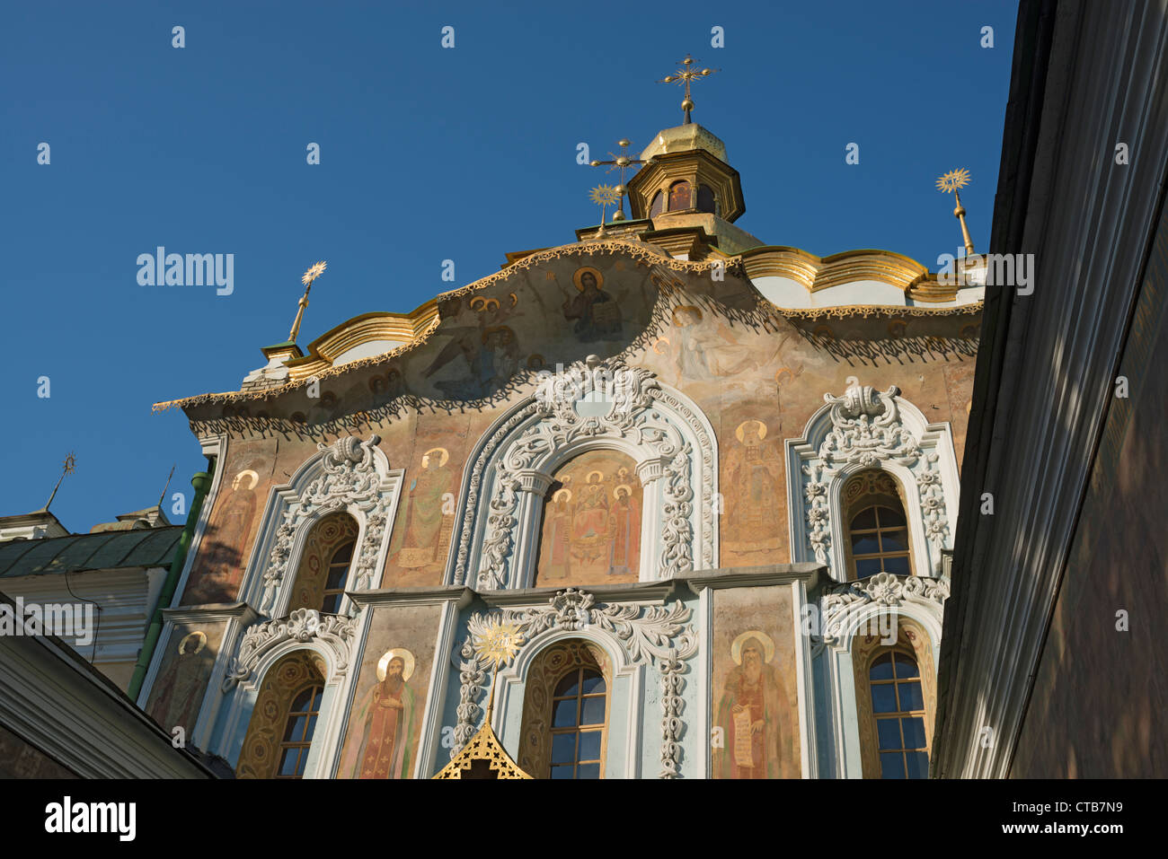 Tor Dreifaltigkeitskirche im Kiewer Höhlenkloster (XII-XVIII Jahrhundert). Klagemauer. Stockfoto