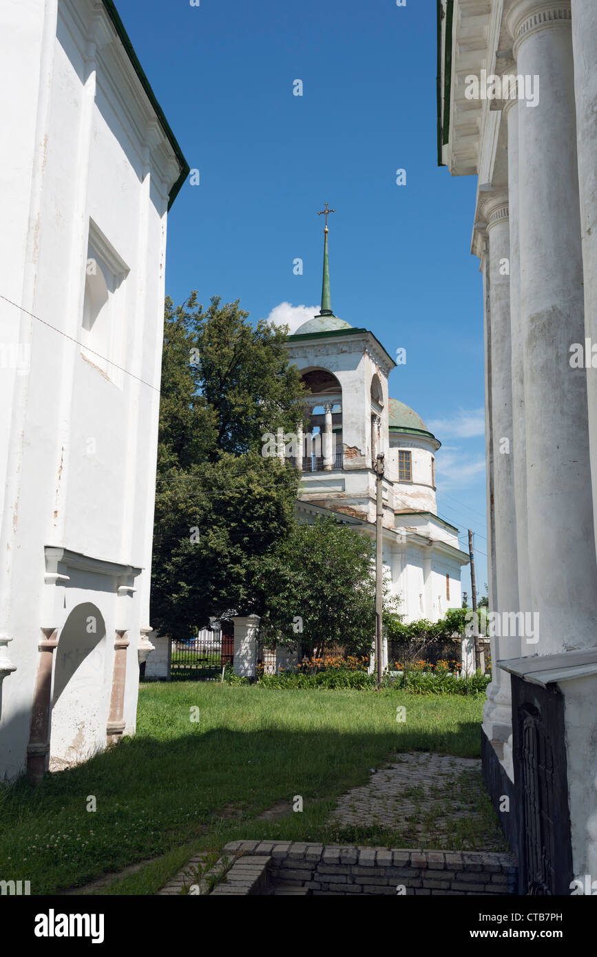 Drei griechische Kirchen in Nizhyn. Kirche der Heiligen Dreifaltigkeit (1727-1733) in der Mitte Stockfoto Drei griechische Kirchen in Nizhyn. Kirche der Heiligen Dreifaltigkeit (1727-1733) in der Mitte Stockfoto
