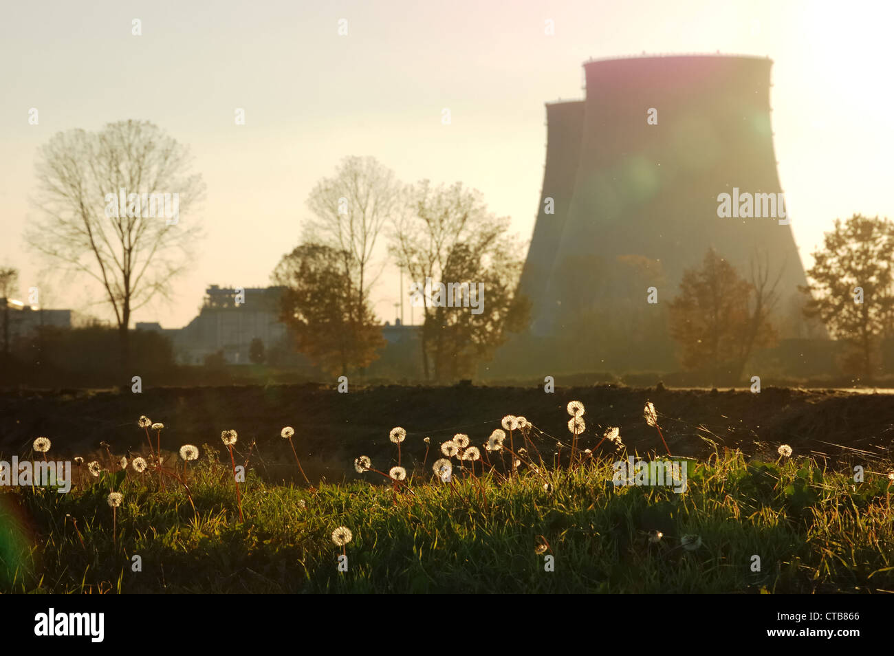 Blick auf ein Twin-Kernkraftwerk Kühltürme Stockfoto