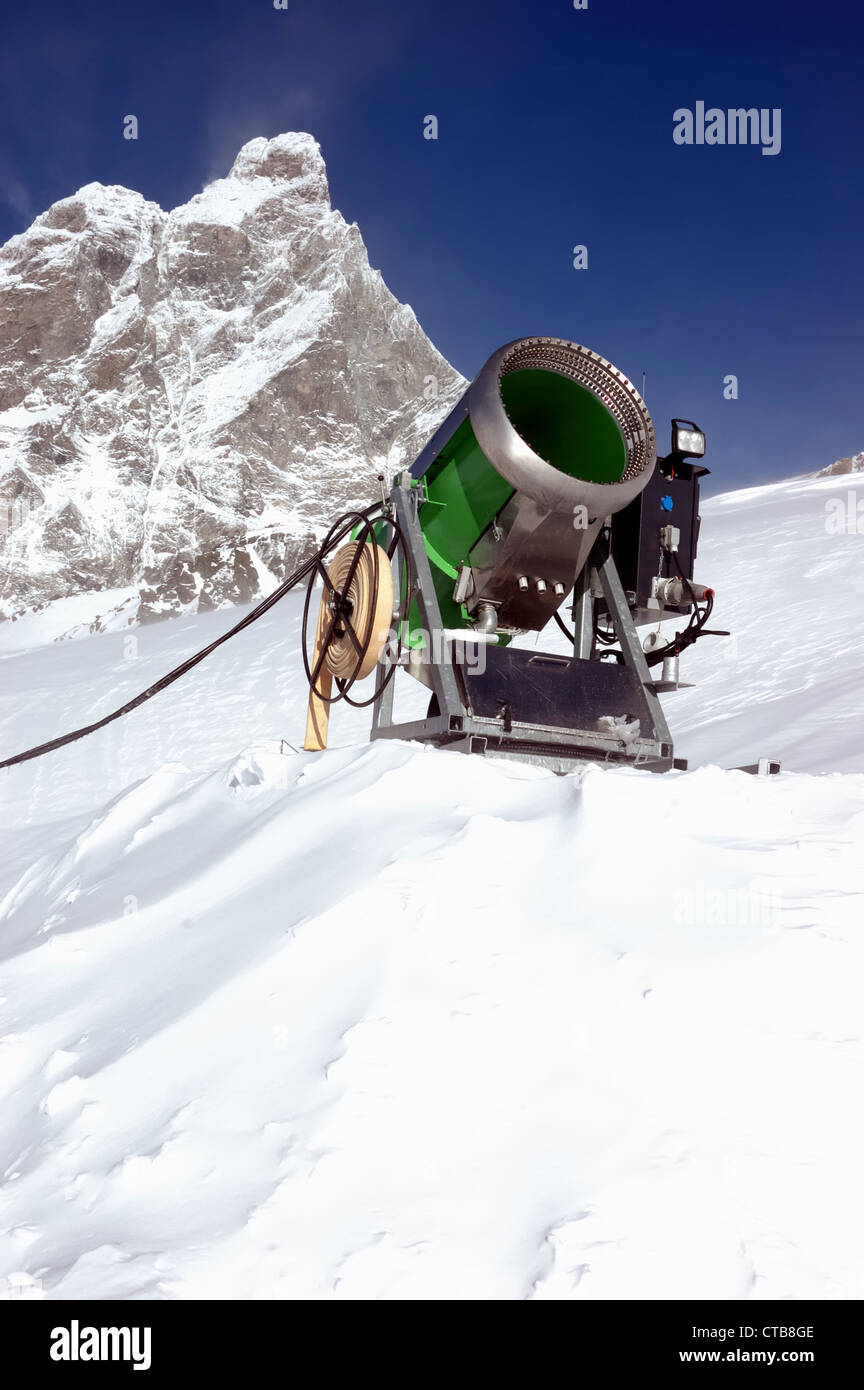 Schnee-Kanonen auf einer Skipiste, Mountain Ski resort Stockfoto