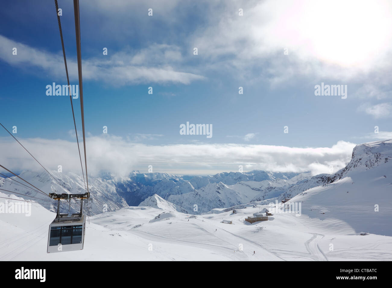 Moderne Seilbahn im Skigebiet Alagna Valsesia; Piemont, Italien. Stockfoto
