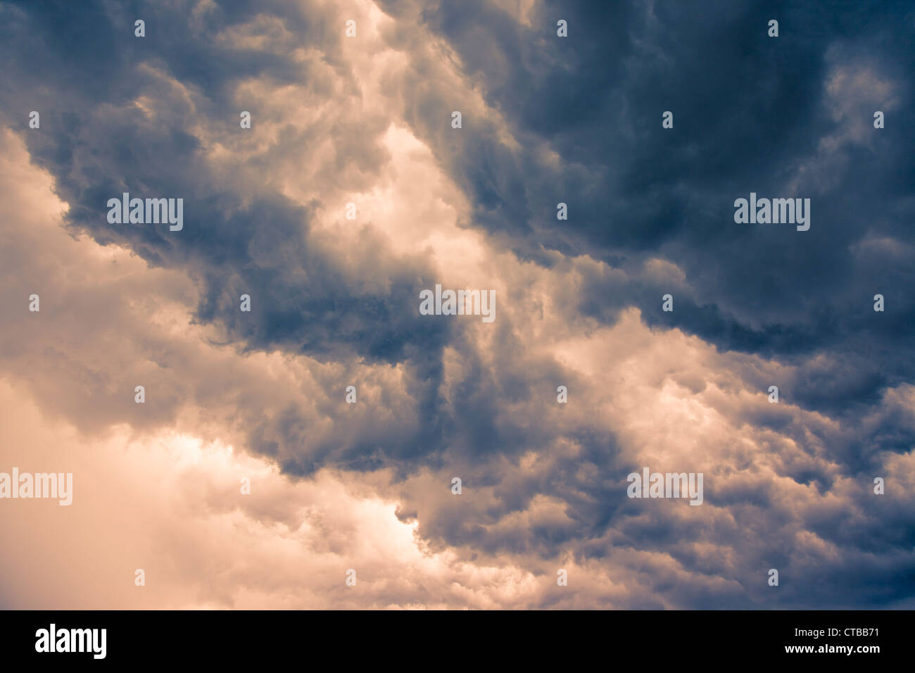 Eingefärbte dunkle Gewitterwolken, horizontalen Rahmen; bis zu 21 Mpxl Stockfoto