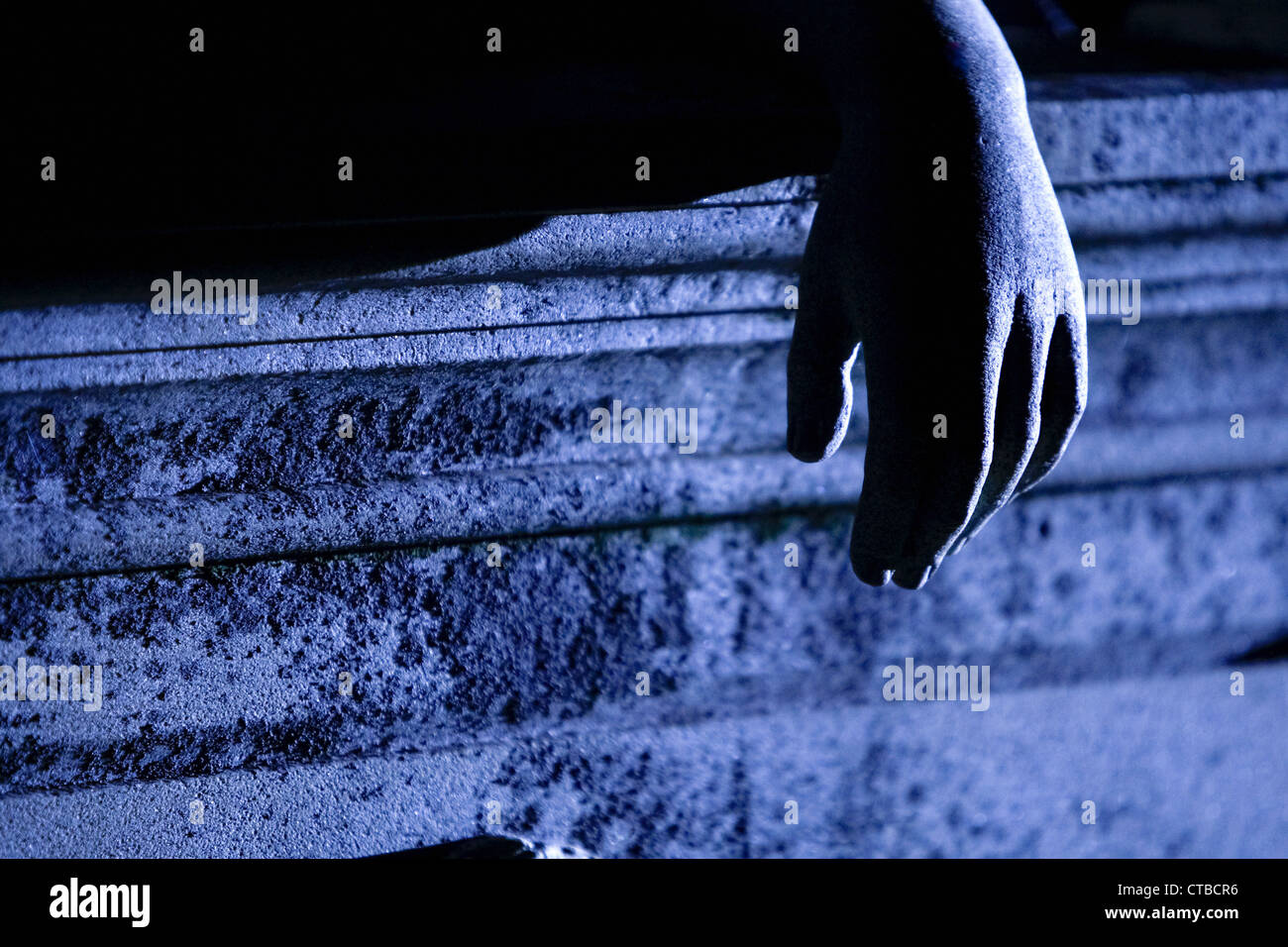 Detail der Hand von einem gefallenen Engel Skulptur über ein Grab auf einem südlichen Friedhof Stockfoto