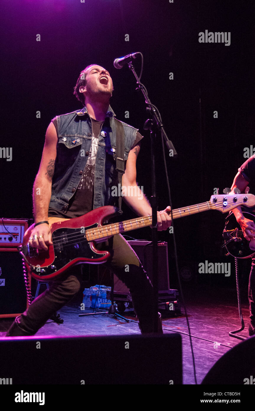 Noah Harmon aus dem Airborne Toxic Event die live im LC-Pavillon in Columbus Ohio am 15. Juli 2012 Stockfoto