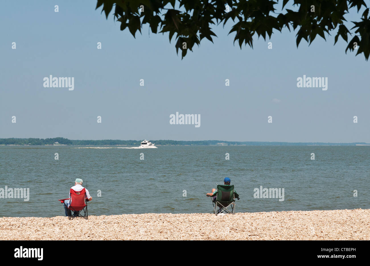 Kentucky, Land zwischen den Seen National Recreation Area, Fischer am Ufer des Kentucky Lake. Stockfoto