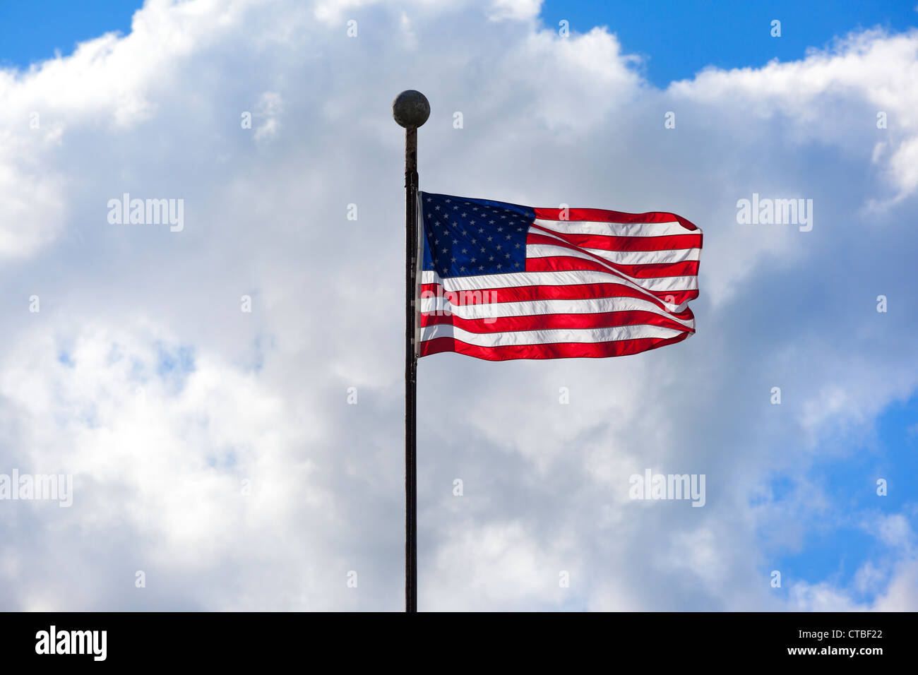 Neue amerikanische Flagge im Wind am schönen sonnigen bewölktem Stockfoto