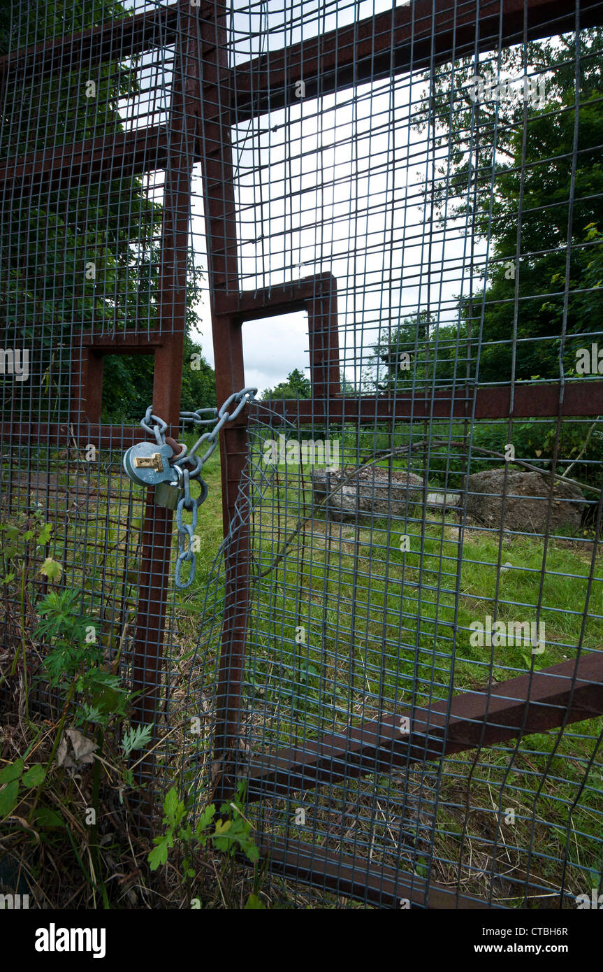 Ödland mit Vorhängeschloss Tor Stockfoto