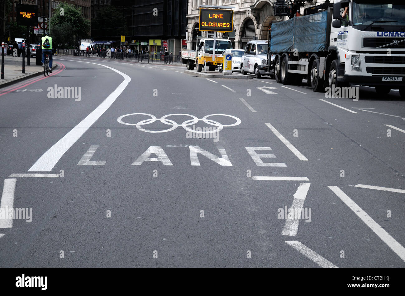 London Olympischen Spiele Straße Zeichen Beschilderung Markierungen Markierungen zeigt Verkehrsstörungen dedizierter Verkehr Bahn stören Verwirrung Stockfoto