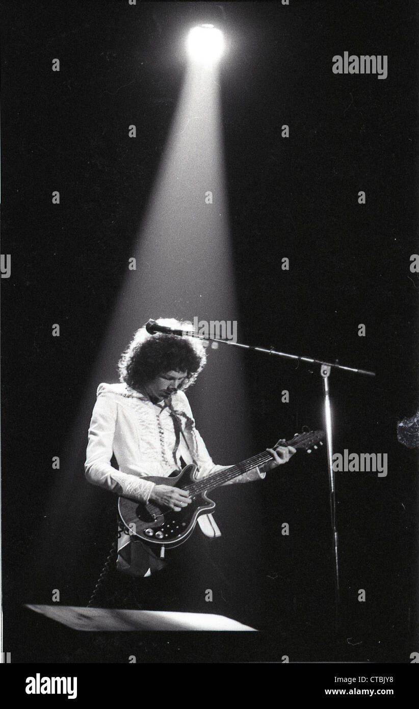 008851 - Brian May in der Königin einer Nacht in der Oper Tour im Hammersmith Apollo Dezember 1975 Stockfoto