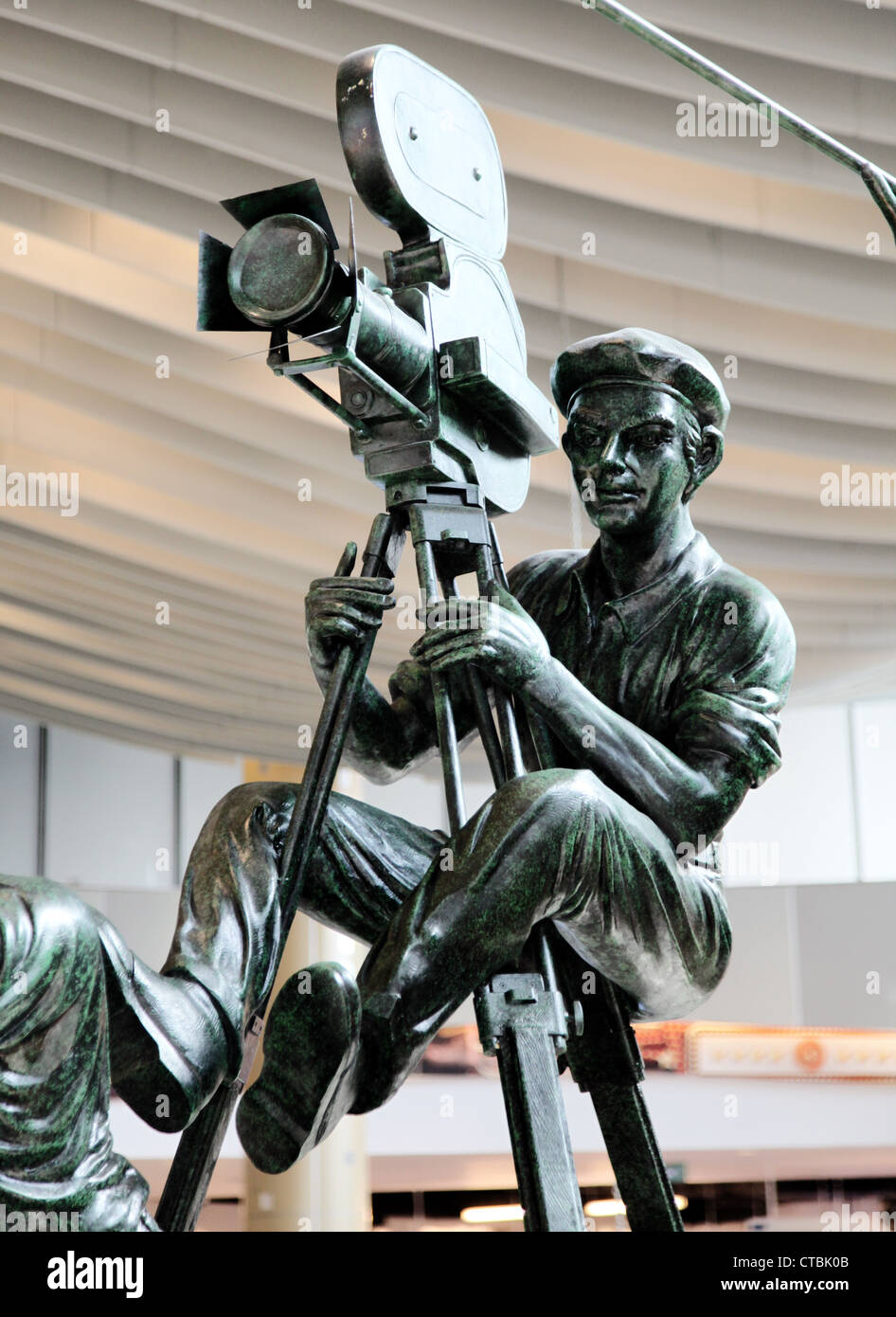 Es ist ein Foto von einer Statue des Hollywood Stil Regisseur mit seiner Kamera bereit zu schießen. Es ist alte Stil aussehen Stockfoto