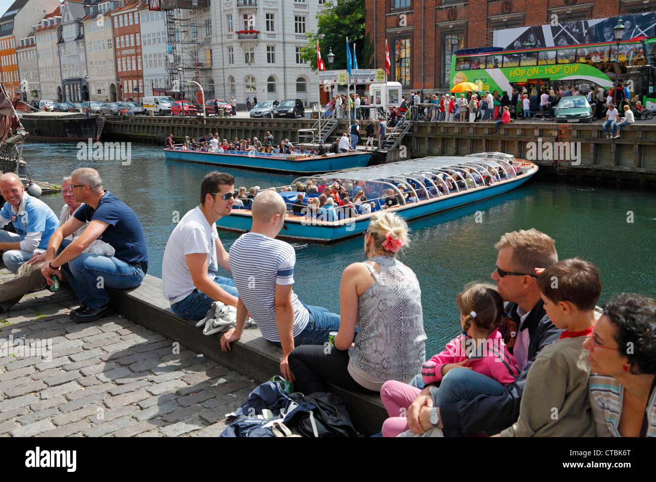 Nyhavn überfüllt mit Touristen und Jazz Fans an einem sonnigen Sommertag während des Copenhagen Jazz Festival. Kopenhagen, Dänemark. Dänische hygge. Dem städtischen Raum. Stockfoto