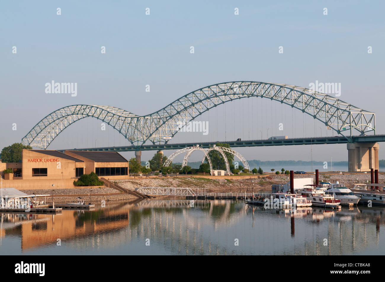 Tennessee, Memphis, Mud Island River Park, Hernando de Soto Brücke über Mississippi Fluß nach Arkansas. Stockfoto