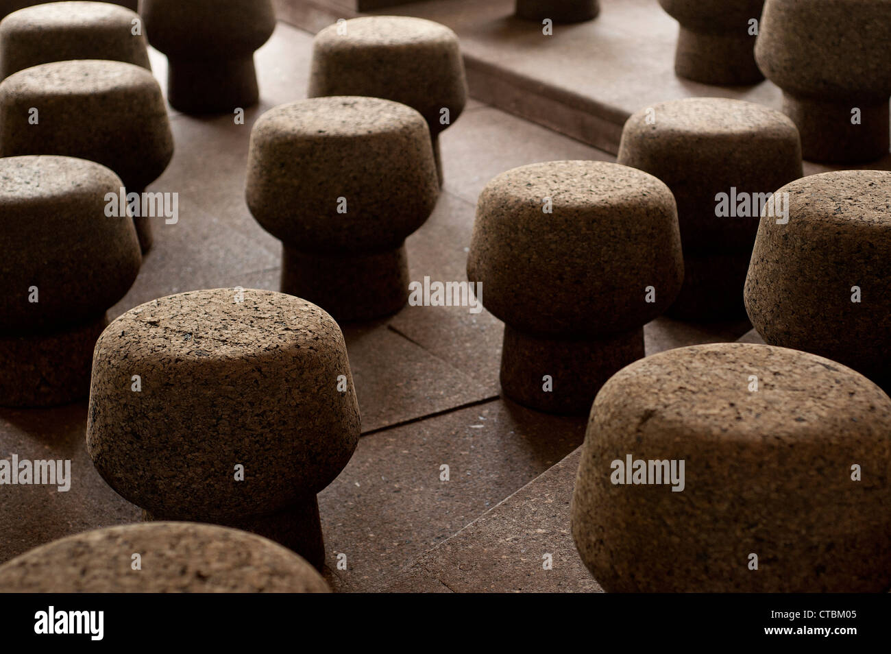 Serpentine Pavillon 2012, London, Vereinigtes Königreich. Architekt: Herzog  & De Meuron und Ai Weiwei, 2012. Kork-Hocker für th konzipiert  Stockfotografie - Alamy