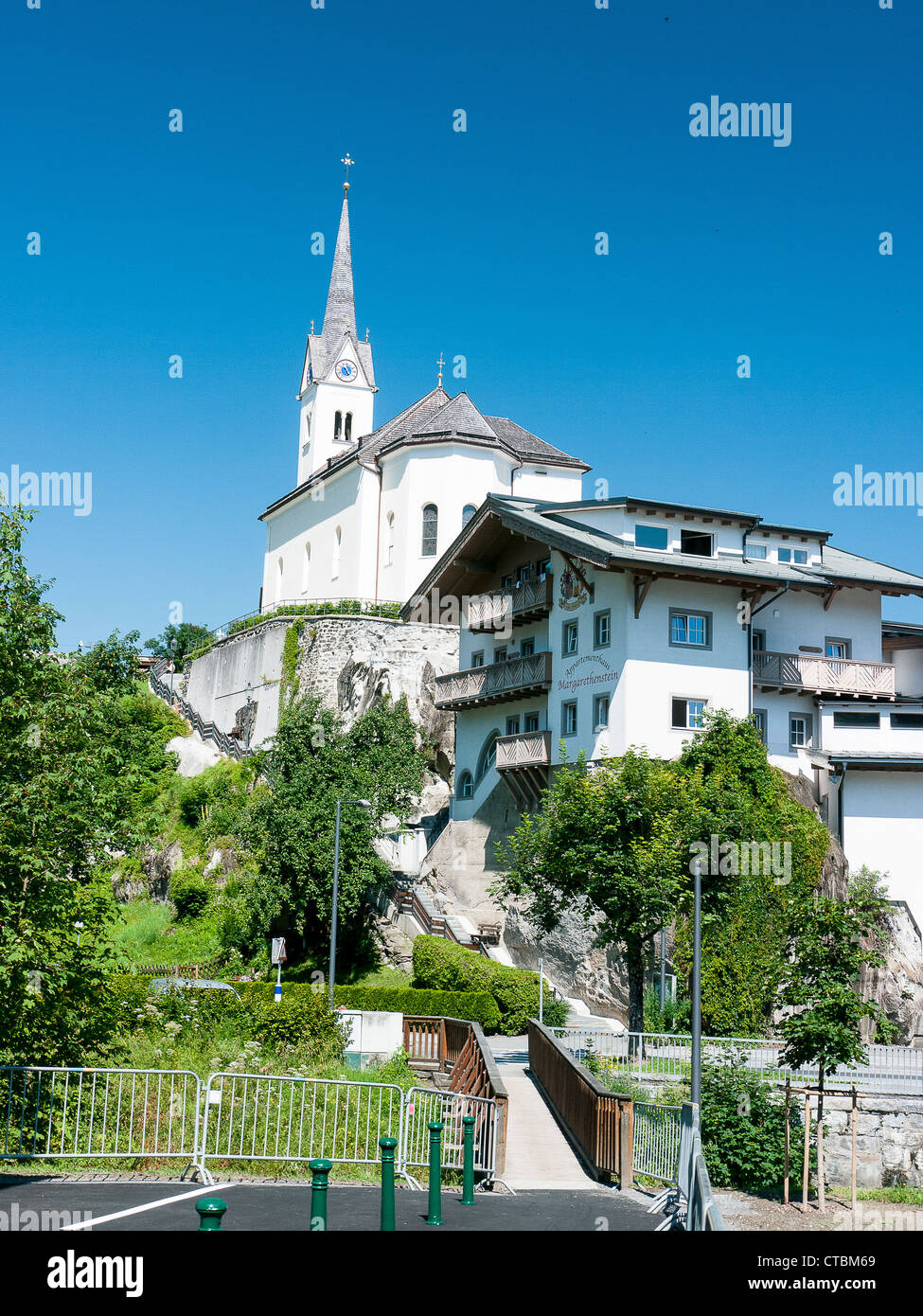 Traditionelle Kirche im Tiroler Dorf von Kaprun am Fuße des Berges Kitzsteinhorn in Österreich Stockfoto