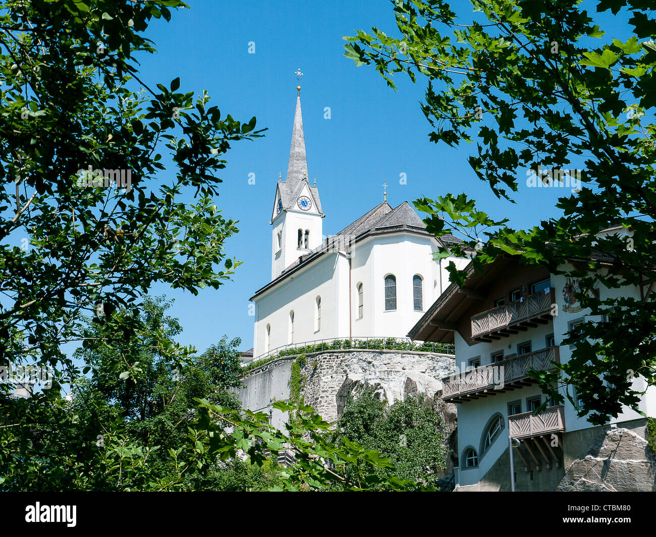 Traditionelle Kirche im Tiroler Dorf von Kaprun am Fuße des Berges Kitzsteinhorn in Österreich Stockfoto