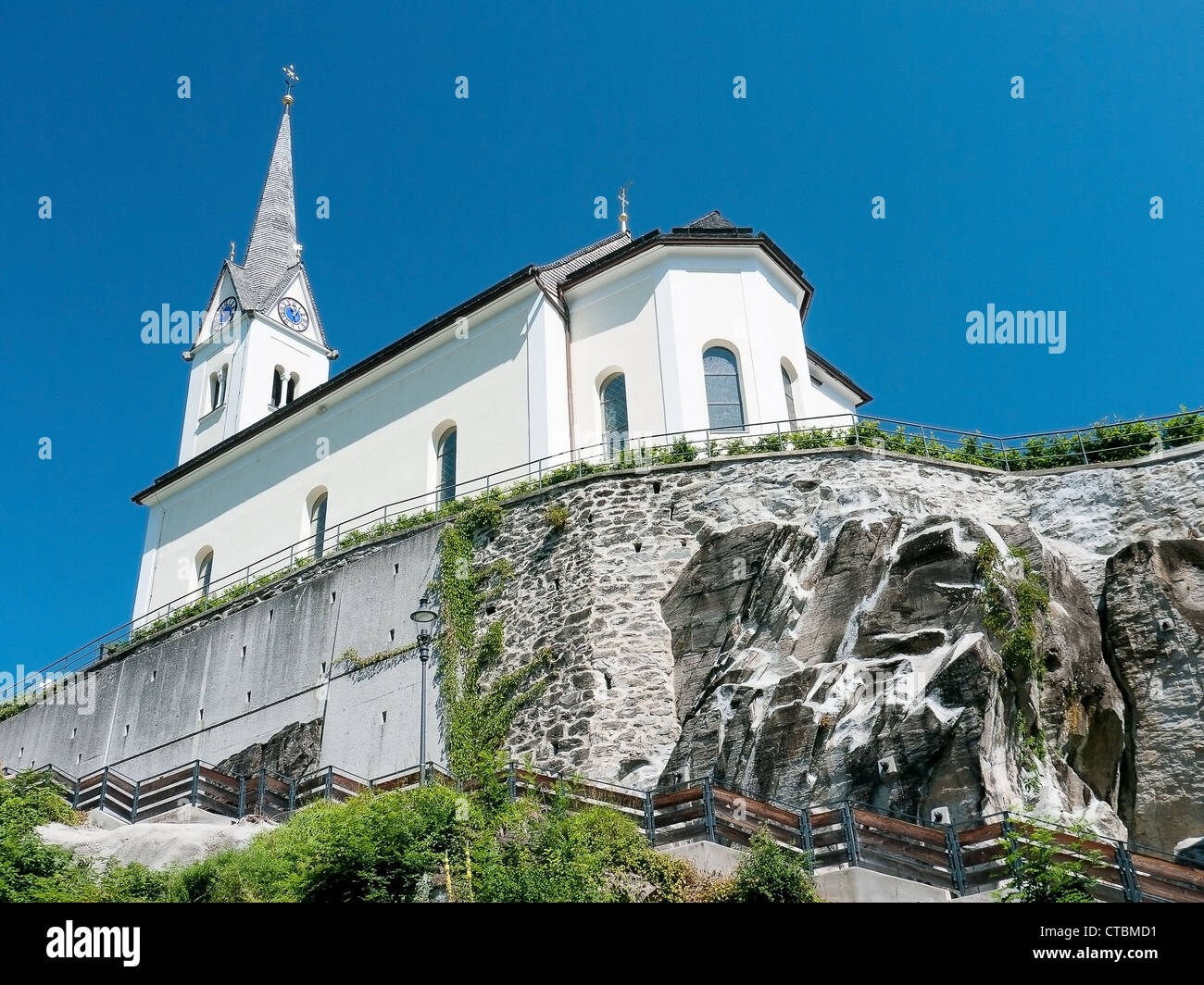 Traditionelle Kirche im Tiroler Dorf von Kaprun am Fuße des Berges Kitzsteinhorn in Österreich Stockfoto