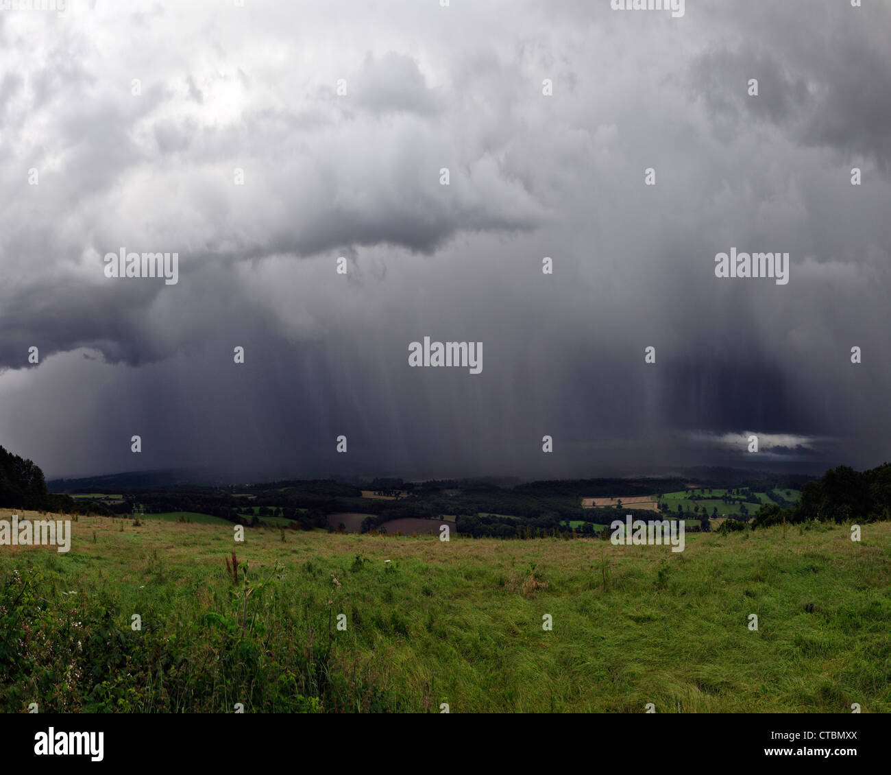 Sintflutartigen Regen über den North Downs. Stockfoto