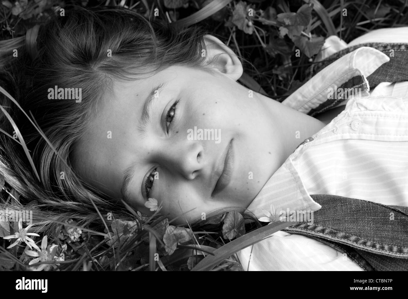 Mädchen im gras Schwarzweiß-Stockfotos und -bilder - Alamy