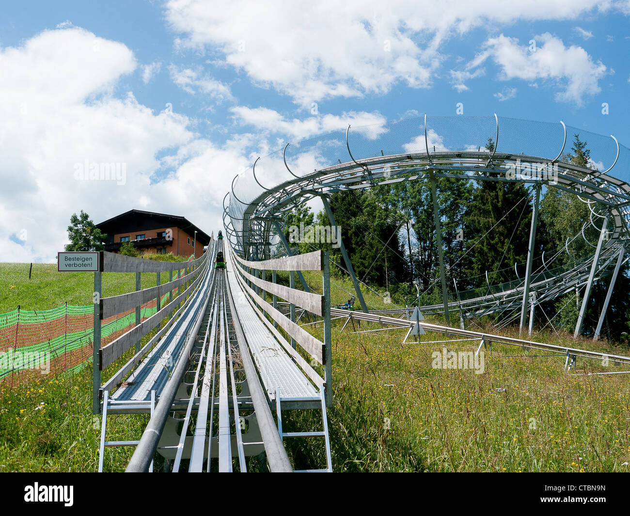 Rodelbahn im Tiroler Dorf von Kaprun am Fuße des Berges Kitzsteinhorn in Österreich Stockfoto