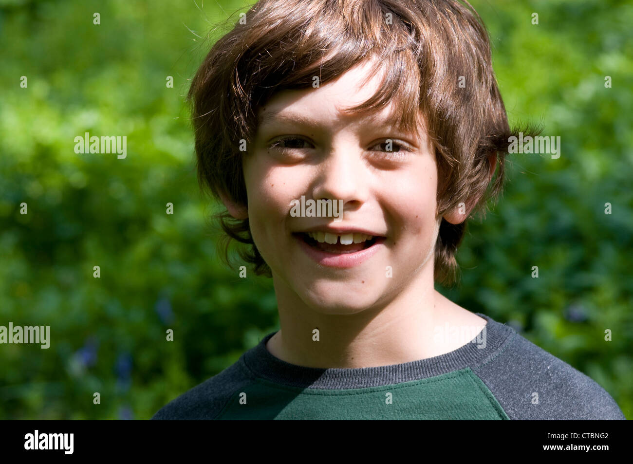 Porträt eines jungen Mannes mit braunen Haaren lächelnd Stockfoto