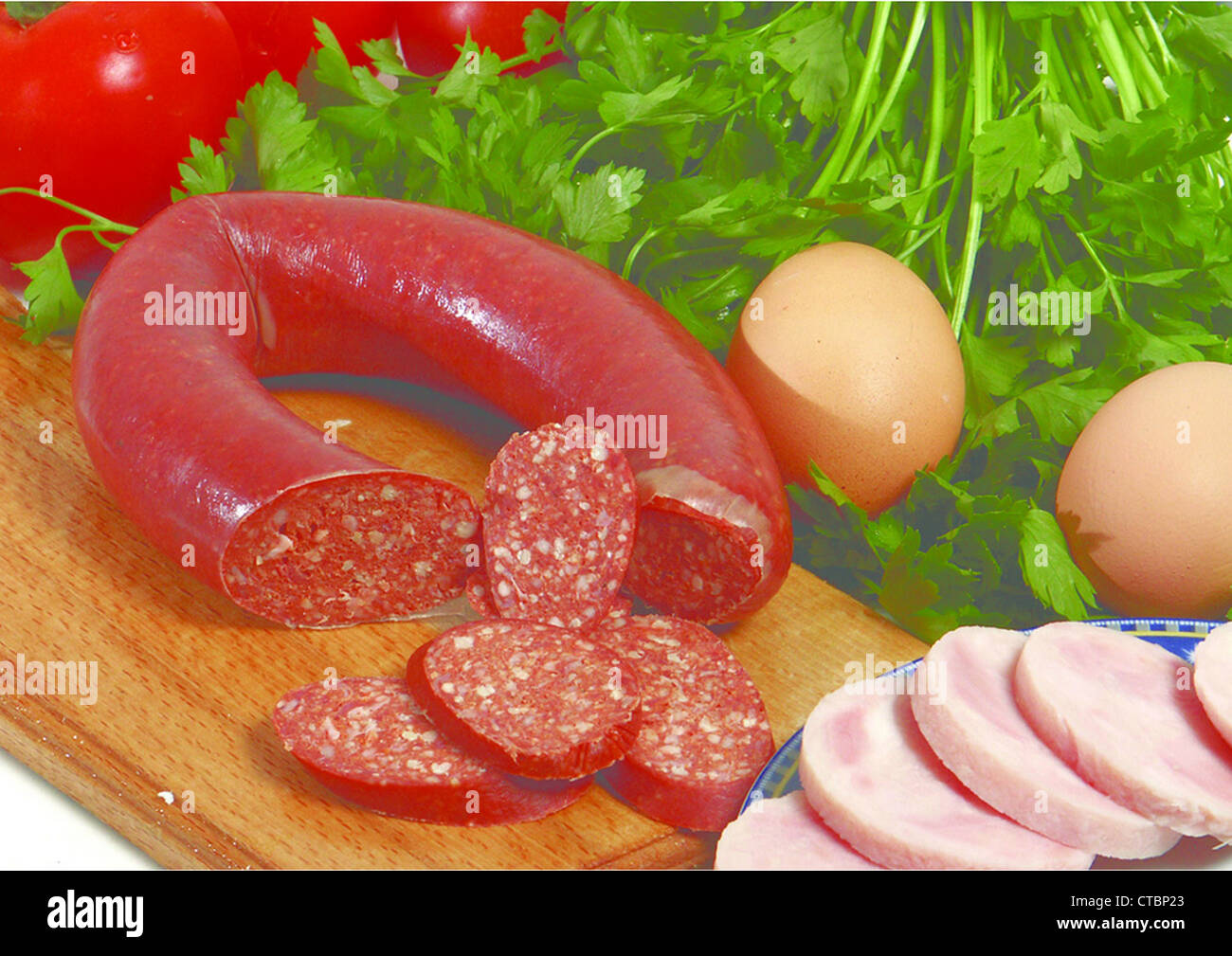 Wurst auf einem Holzbrett Stockfoto