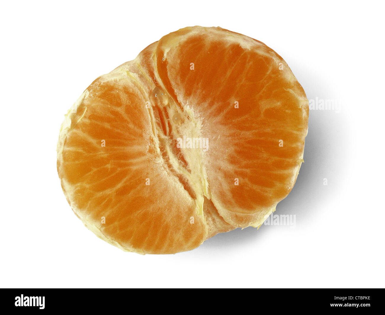 Einsame geschälte Mandarine auf weiß Stockfoto