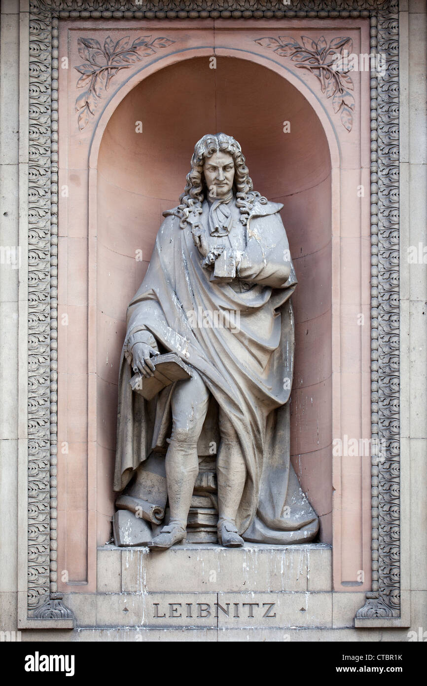 Eine Statue von Gottfried Leibniz außerhalb der Royal Academy of Arts, Burlington Gardens, London, UK Stockfoto