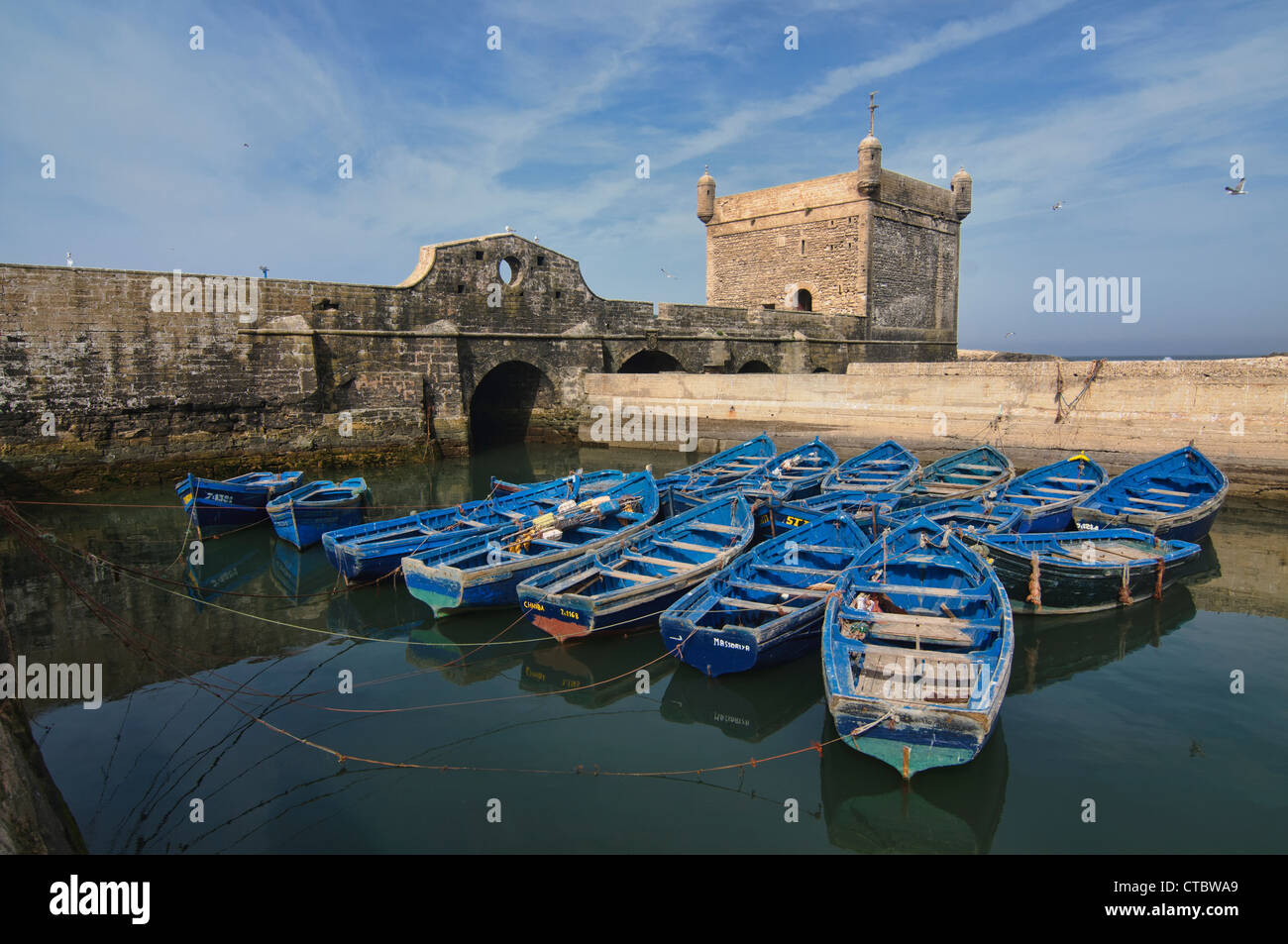 Angeln, Boote und die Skala du Port historische Bastion in Essaouira, Marokko Stockfoto