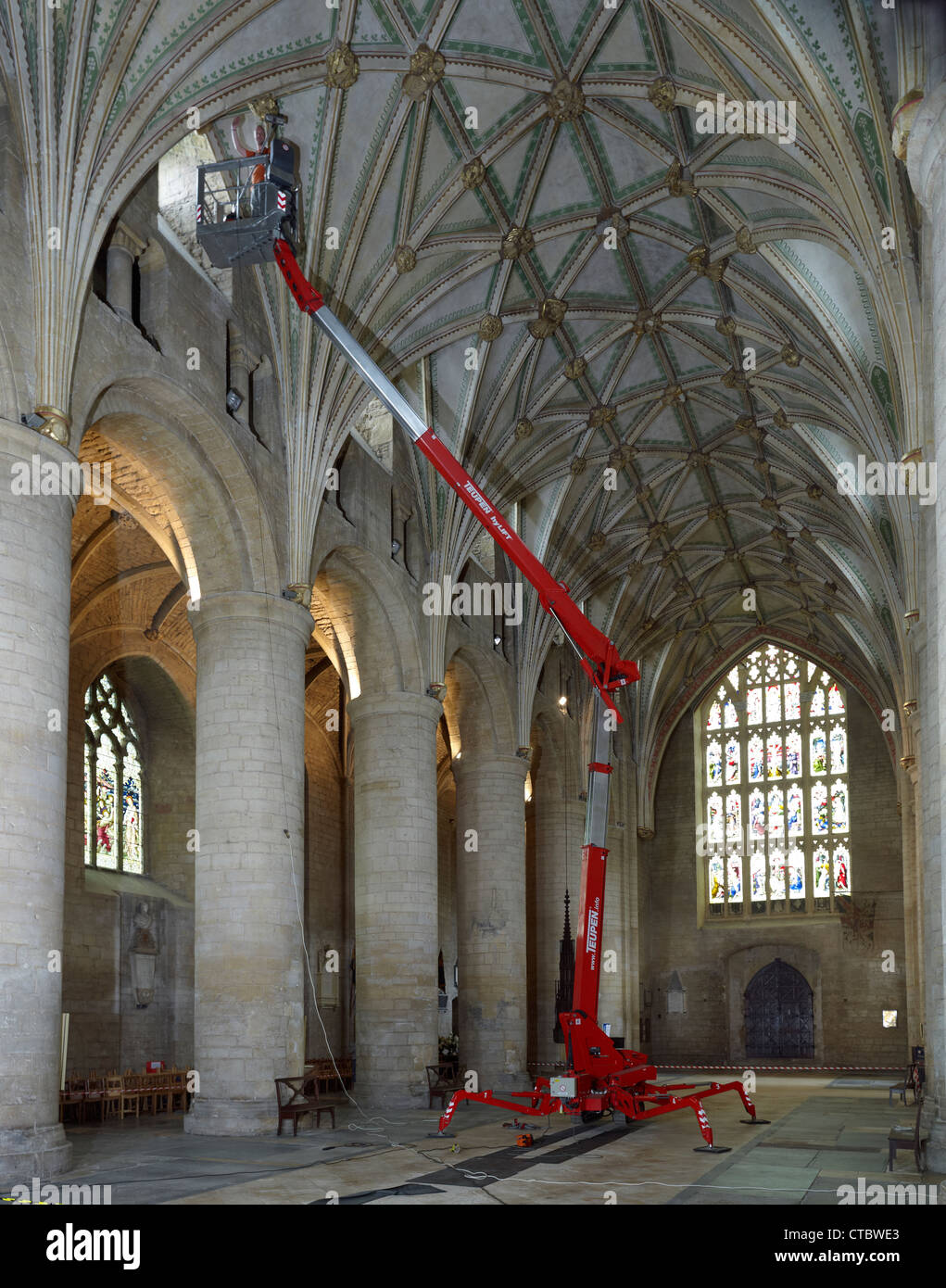 Tewkesbury Abbey mit "Cherry-Picker" im Kirchenschiff Stockfoto