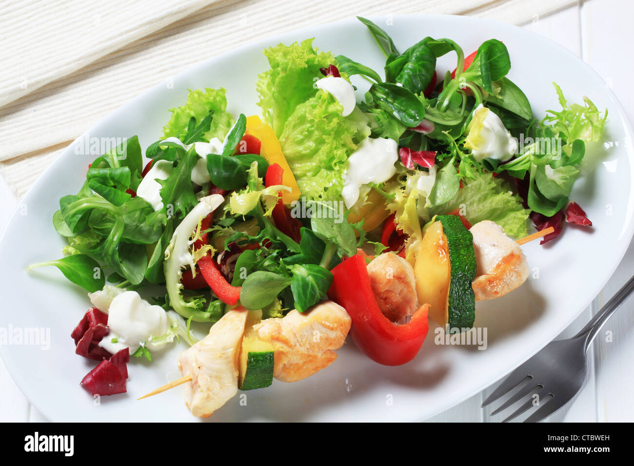 Hühnerspieß mit gemischten Salat Stockfoto