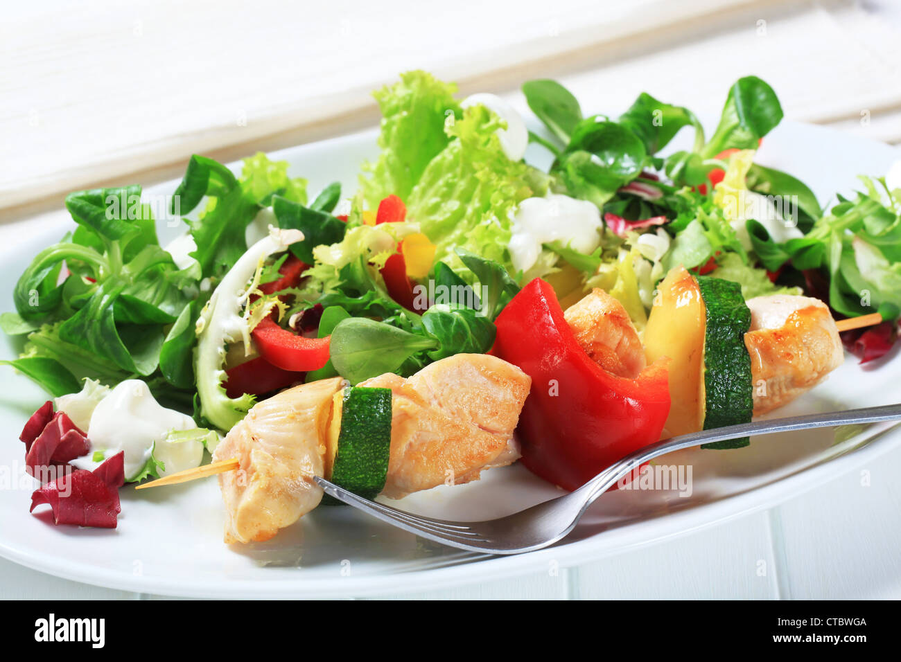 Hühnerspieß mit gemischten Salat Stockfoto