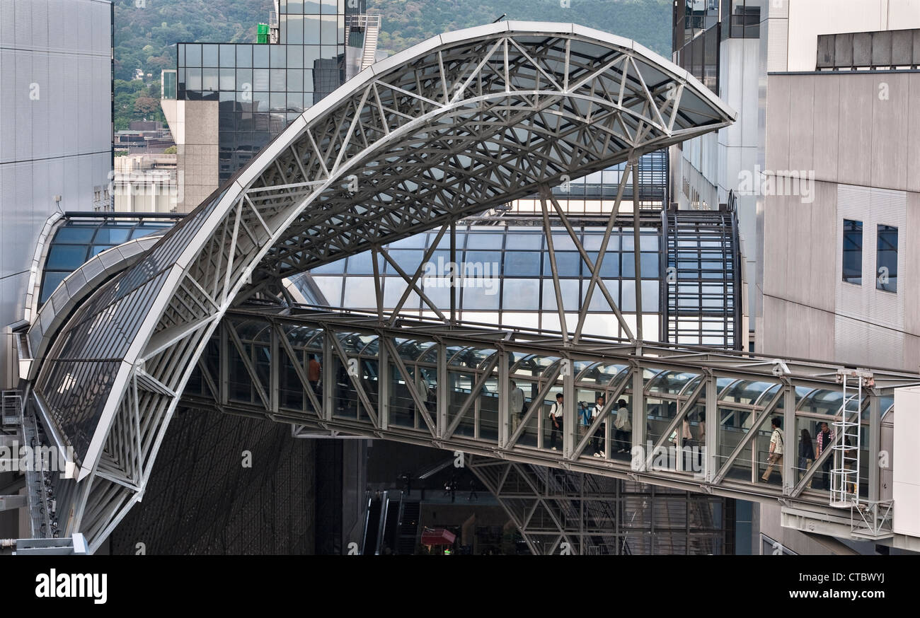 Der Skyway verläuft entlang der Länge der Kyoto Station, Japan, und ist 45 m über dem Boden. Dieses riesige futuristische Gebäude, entworfen von Hiroshi Hara, wurde 1997 eröffnet Stockfoto