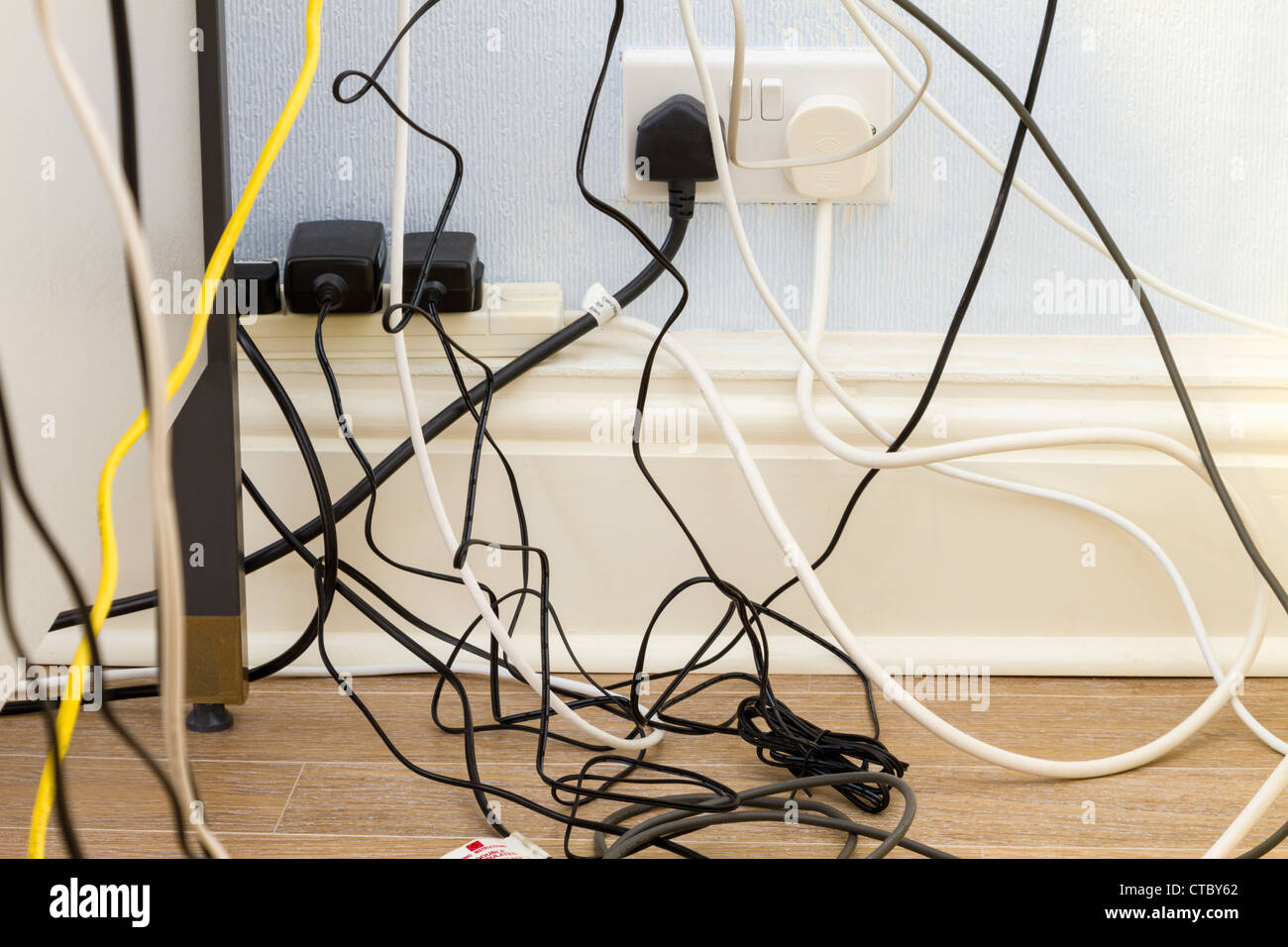 Unordentliche Büro Kabel und Leitungen Stockfoto
