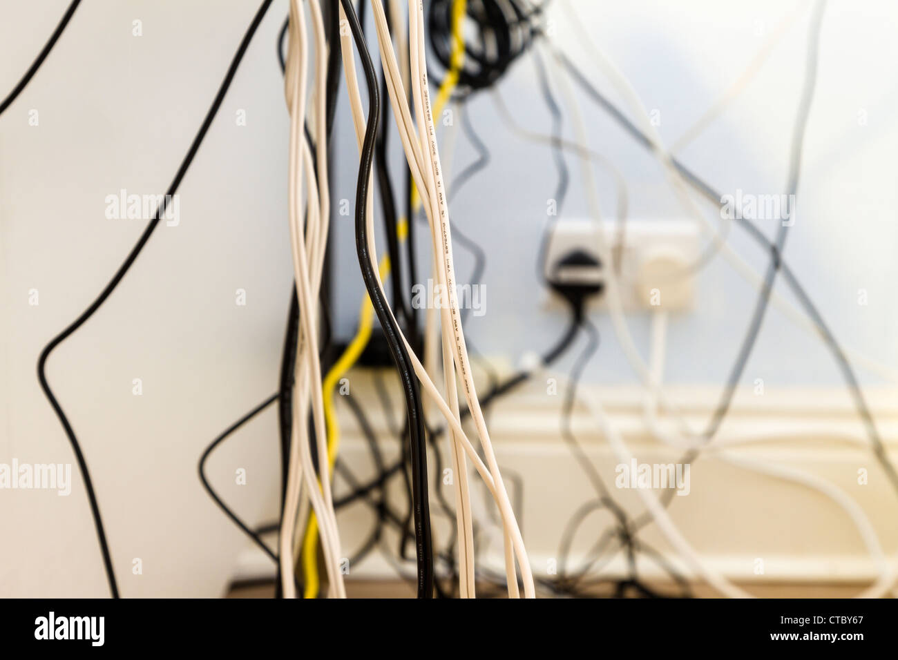 Unordentliche Büro Kabel und Leitungen Stockfoto