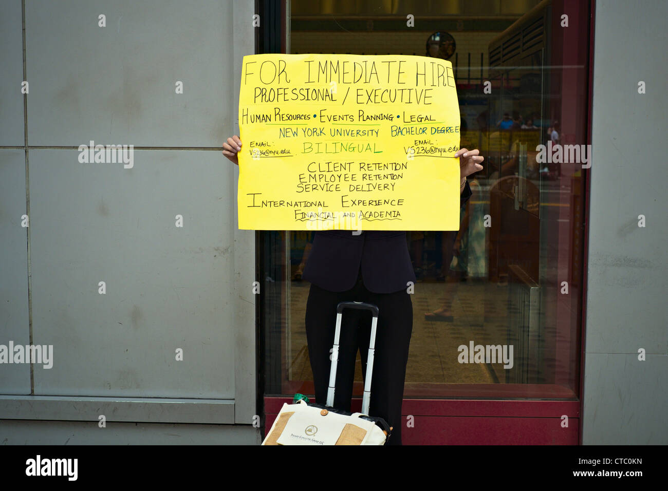 Vilmarie Santos, der sagt, dass sie arbeitslos ist, halten Zeichen auf Arbeitssuche, in der Nähe von Times Square, New York, NY, Vereinigte Staaten Stockfoto