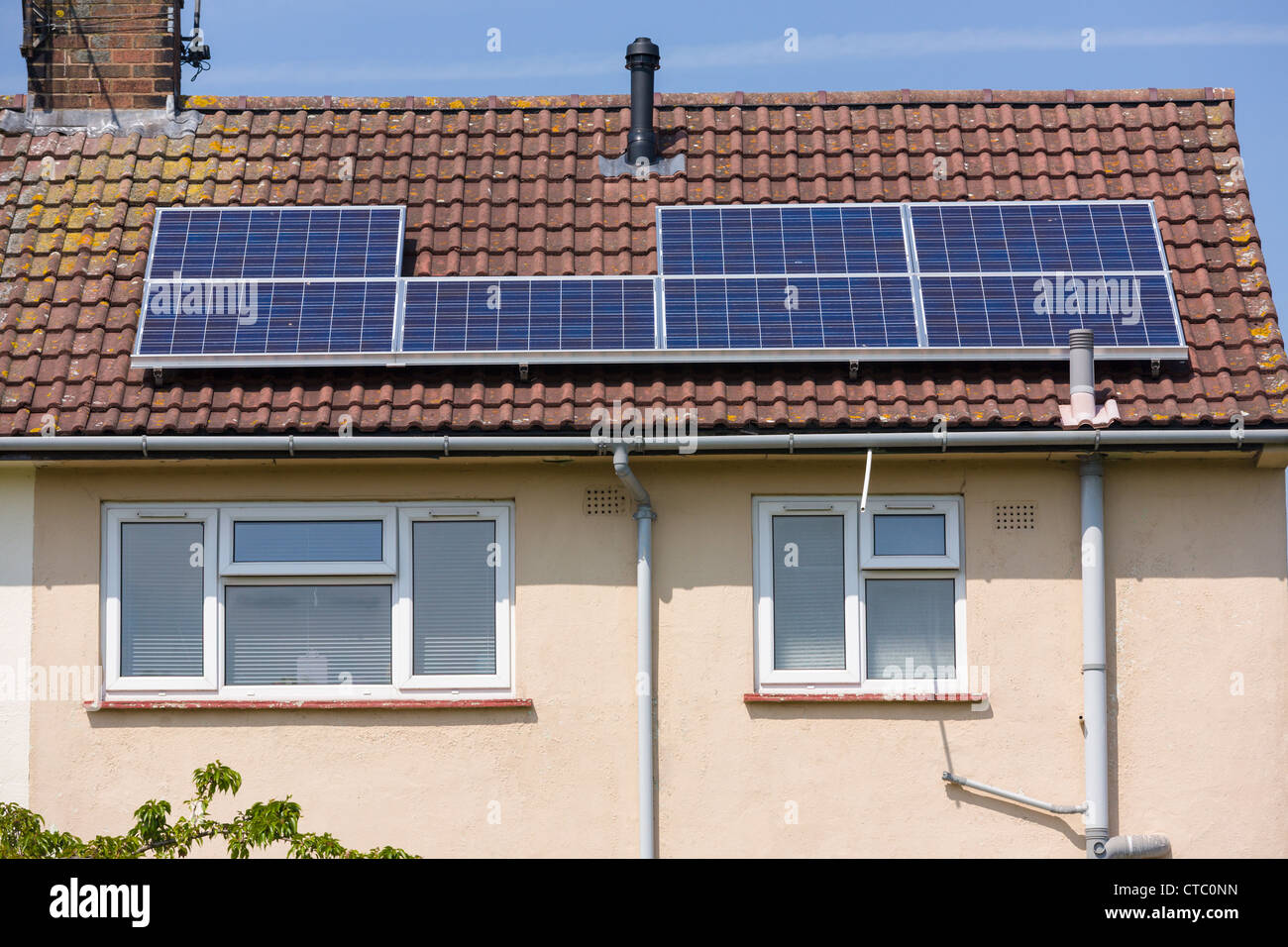 Sonnenkollektoren auf dem Dach des Hauses Stockfoto