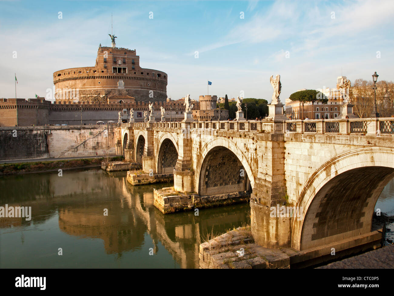 Rom - März 20: Angel s Brücke und Schloss im Abendlicht am 20. März 2012 in Rom. Stockfoto