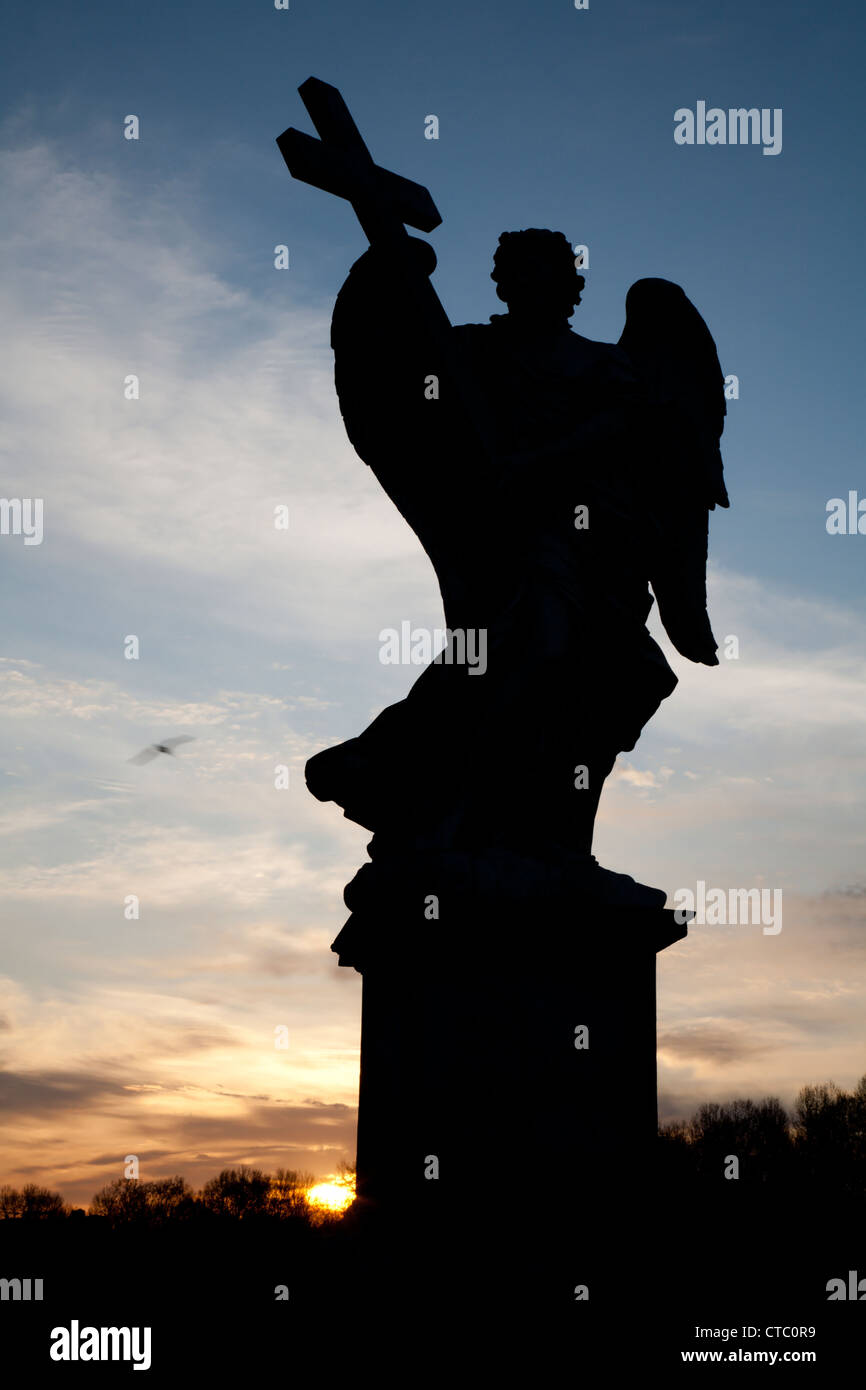 Rom - Silhouette der Engel mit dem Kreuz von Ercole Ferrata - Engel zu überbrücken Stockfoto