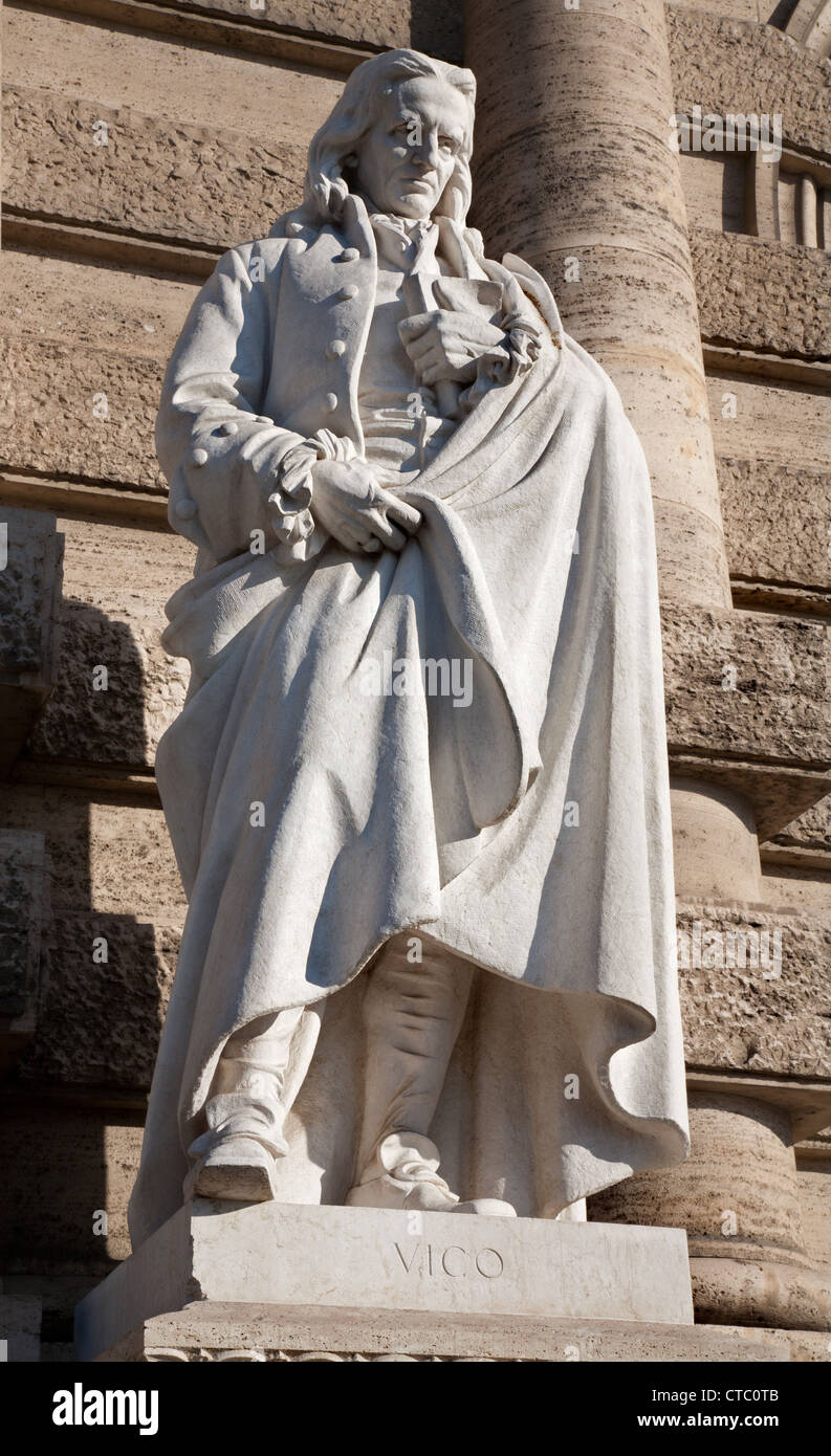 Rom, März - 21: Statue des neapolitanischen Philosophen Vico von Fassade des Palazzo di Giustizia am 21. März 2012 in Rom. Stockfoto