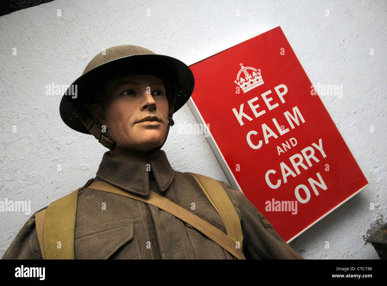 Bewahren Sie Ruhe und Carry On Plakat durch ein Modell eines britischen Soldaten Stockfoto