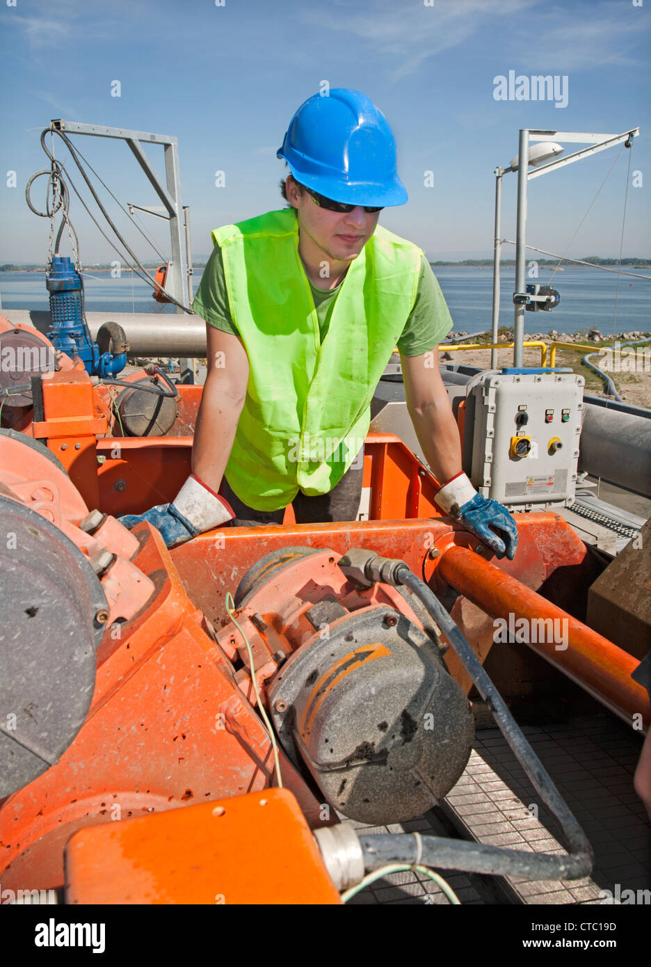 junger Arbeiter bei der Reparatur Stockfoto