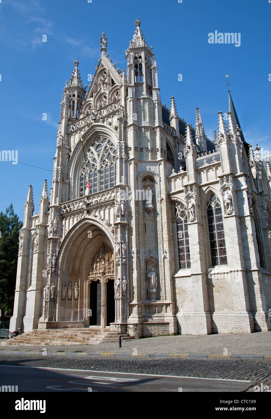 Brüssel - gotische Kirche Notre Dame du Sablon - Südportal. Stockfoto