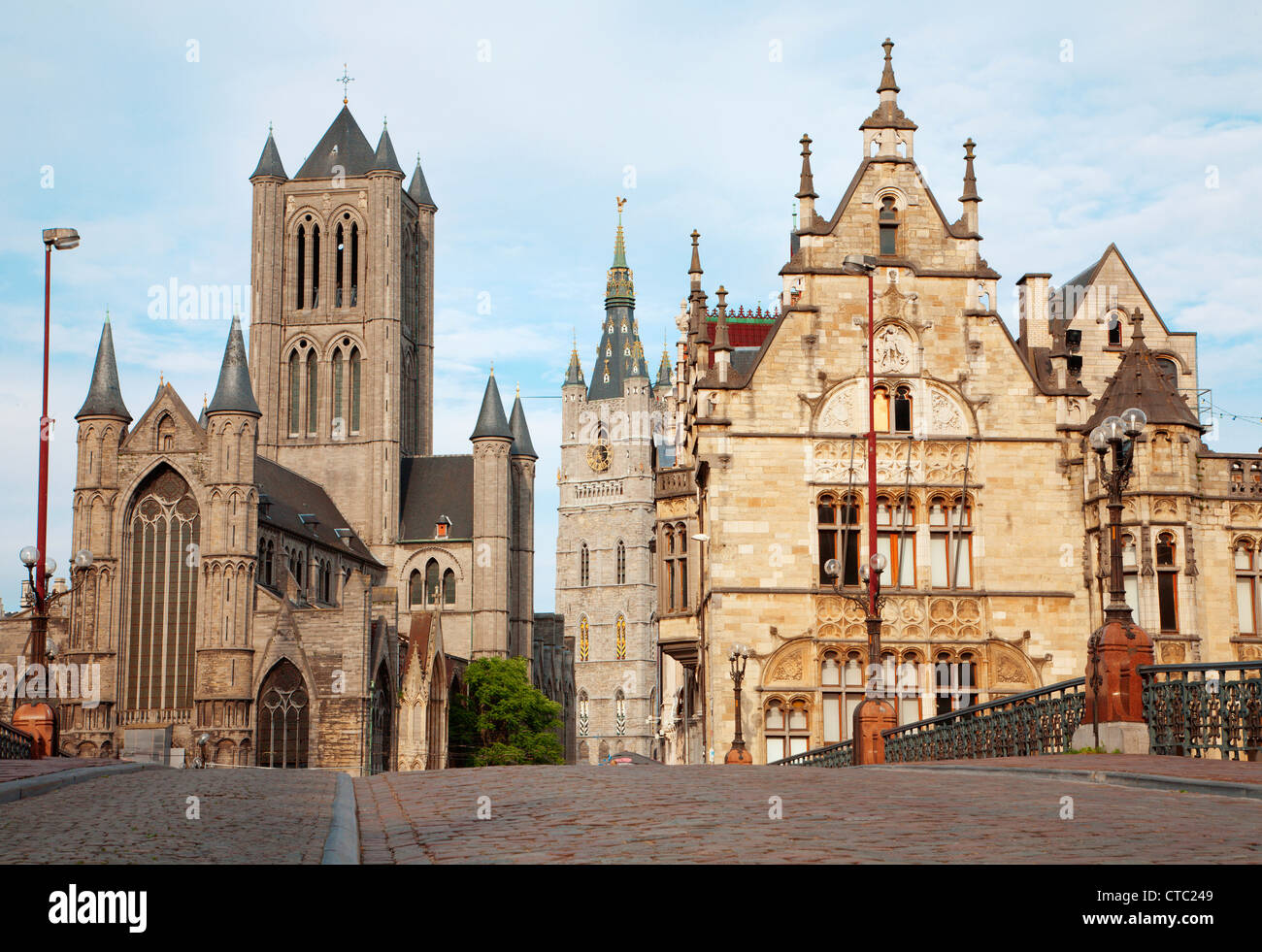 Gent - schauen von Saint Michael s Brücke-Nikolaus-Kirche und Rathaus Abend am 24. Juni 2012 in Gent, Belgien. Stockfoto