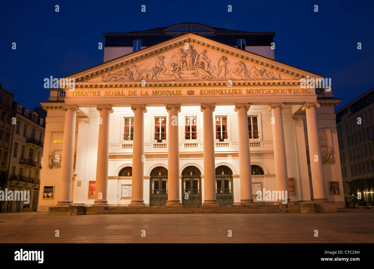 Brüssel - Theatre Royal De La Monnaie in Abend. Stockfoto Brüssel - Theatre Royal De La Monnaie in Abend. Stockfoto