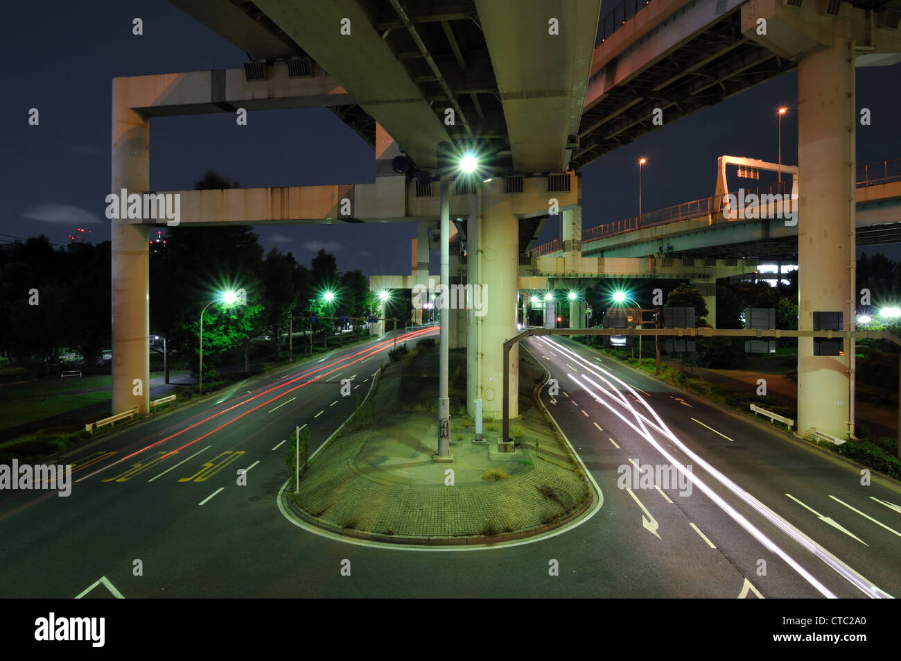 intensive Autobahn Kreuzung Struktur bei Nacht Stockfoto