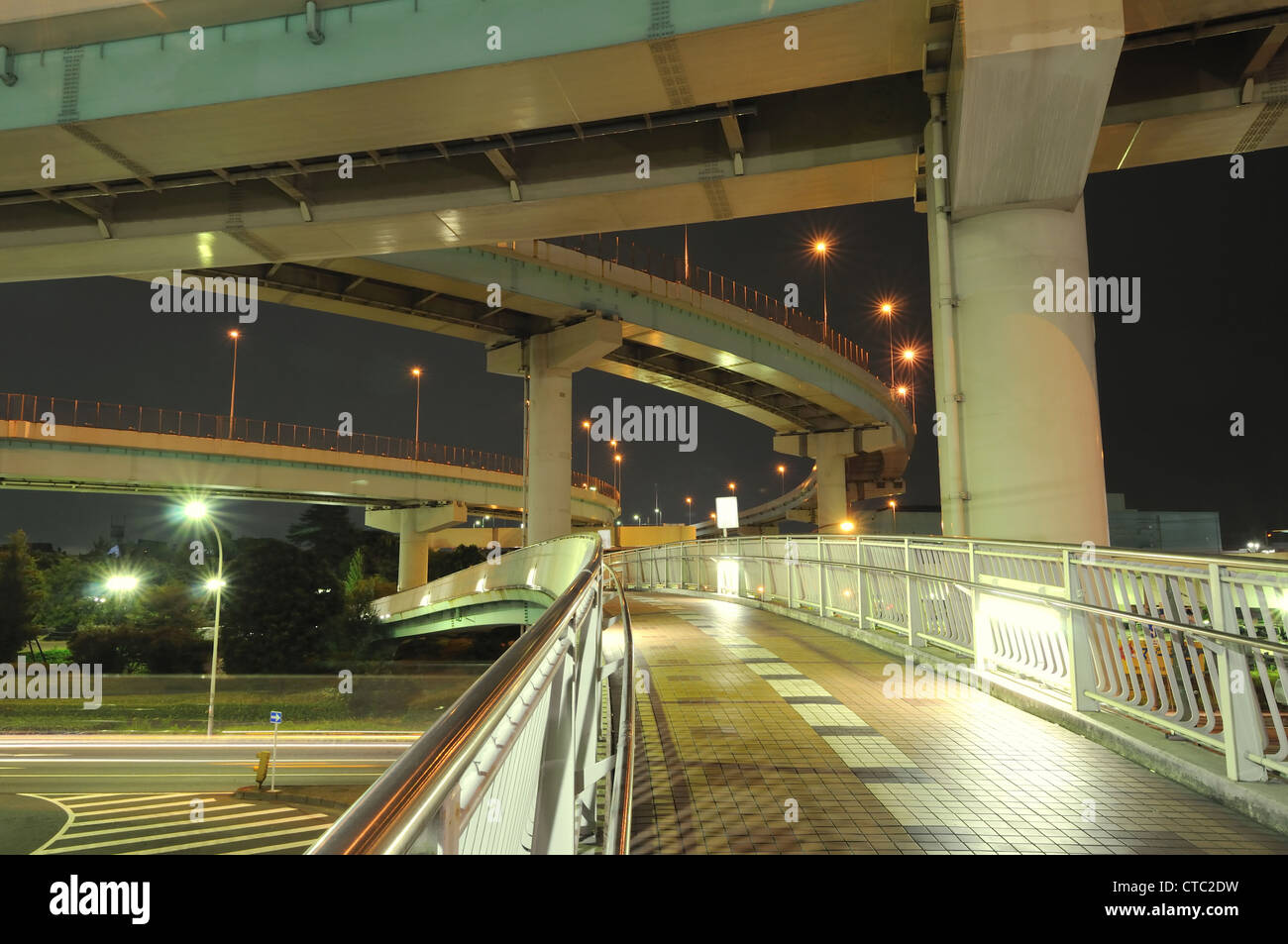 Weitwinkel Nacht Bild gut und mit hoher Dichte organisiert japanische Stadtstraßen Bereich Stockfoto