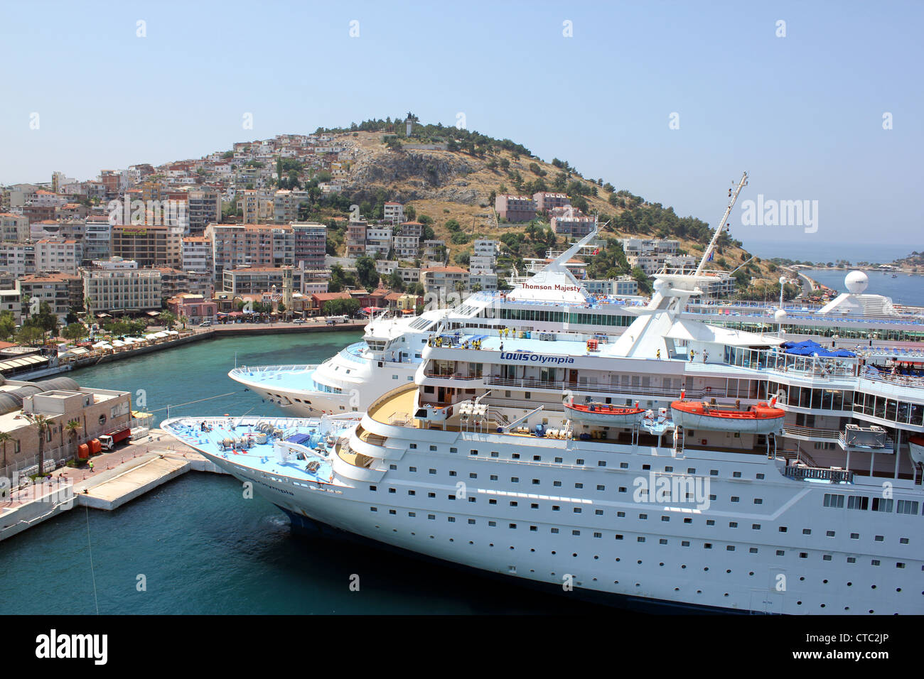 Kreuzfahrt Schiffe in Kusadasi, Louis Olympia und Thomson Majestät, Türkei Stockfoto