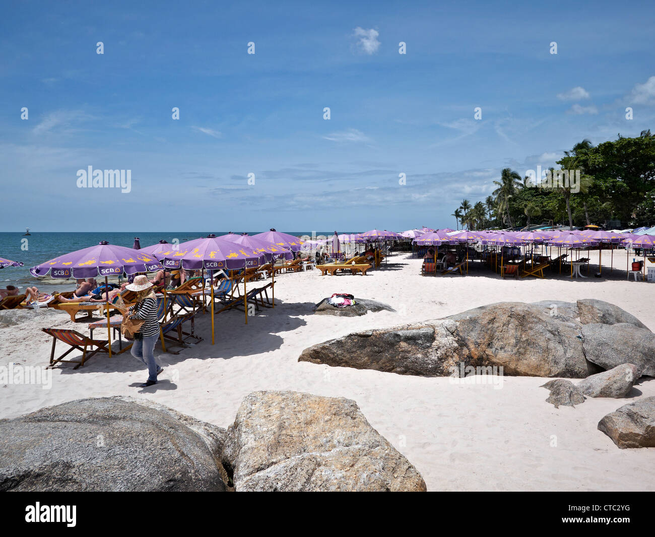 Hua Hin Strand mit weißem Sand, blauen Sommerhimmel und bunten Sonnenschirmen. Platz und Raum für Text zu kopieren. Thailand-Südostasien Stockfoto