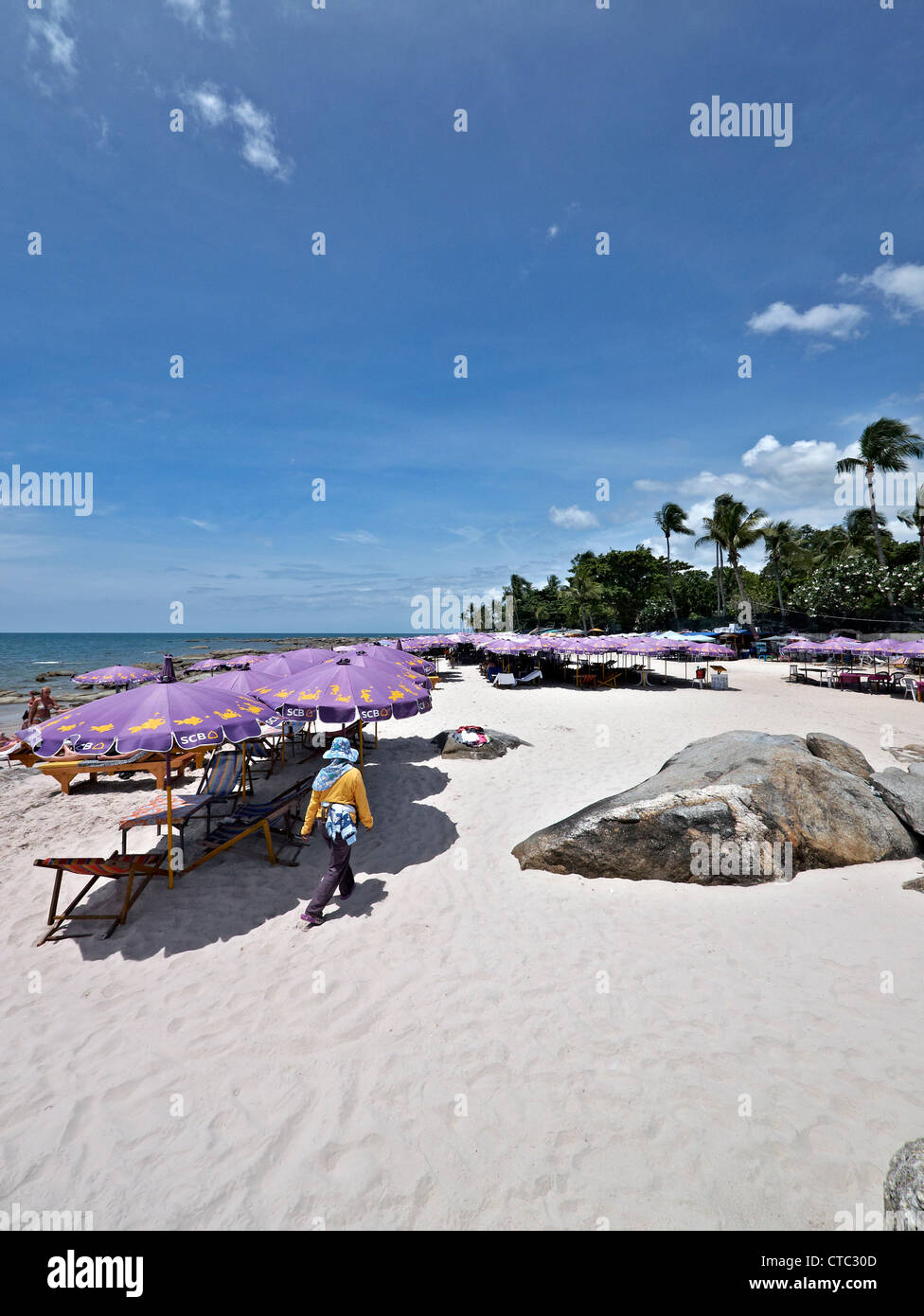 Hua Hin Strand mit weißem Sand, blauen Sommerhimmel und bunten Sonnenschirmen. Platz und Raum für Text zu kopieren. Thailand-Südostasien Stockfoto